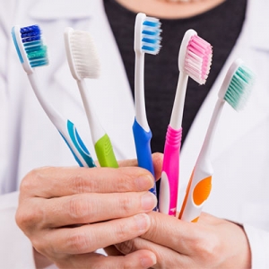 คนที่มีปัญหาคอฟันสึก หรือ เหงือกร่น ควรใช้แปรงสีฟันที่มีขนแปรงแบบไหน